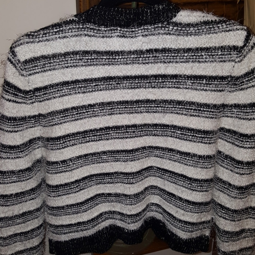 $5 ITEM. Calvin Klein cardigan. MUST BUNDLE WITH TWO OTHER ITEMS - Picture 4 of 7